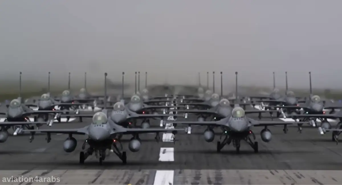 تشكيل ضخم من طائرات مقاتلة على مدرج قاعدة جوية – استعراض قوة السلاح الجوي في الشرق الأوسط