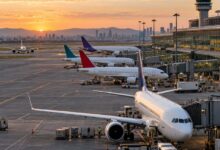 أنواع الطائرات التجارية: طائرة ركاب كبيرة أثناء الإقلاع من المطار