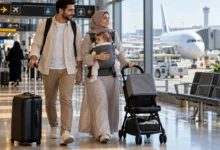 أم تحمل رضيعها داخل المطار قبل السفر بالطائرة مع رضيع