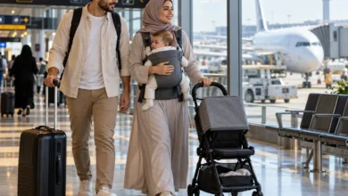 أم تحمل رضيعها داخل مقصورة الطائرة أثناء السفر بالطائرة مع رضيع
